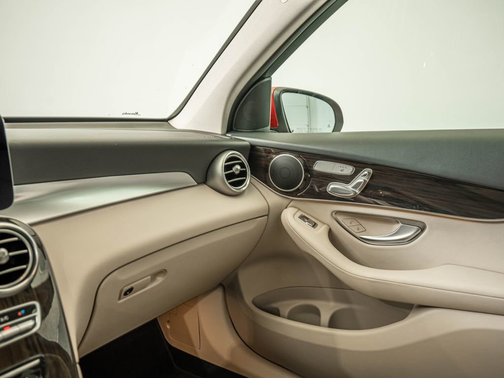 Used 2022 Manufaktur Cardinal Red Metallic Mercedes-Benz GLC 300 image 28