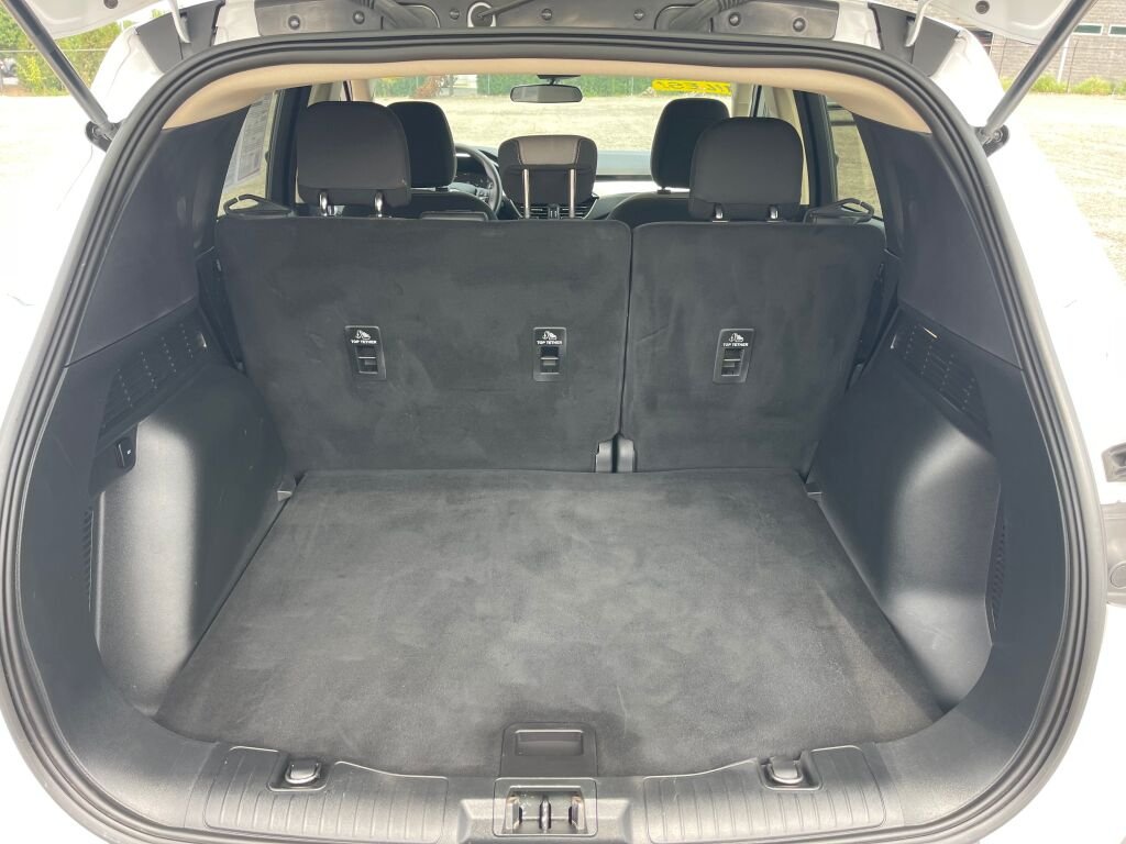 Used 2020 Oxford White Ford SE image 24