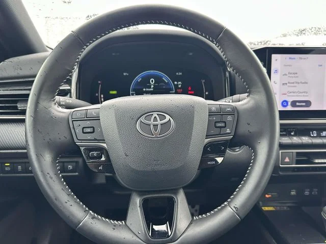 Used 2025  Toyota SE image 19