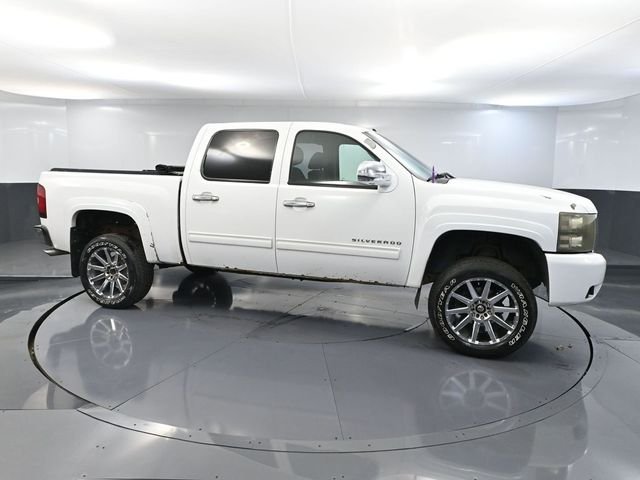 2011 Chevrolet Silverado 1500 LT photo 2