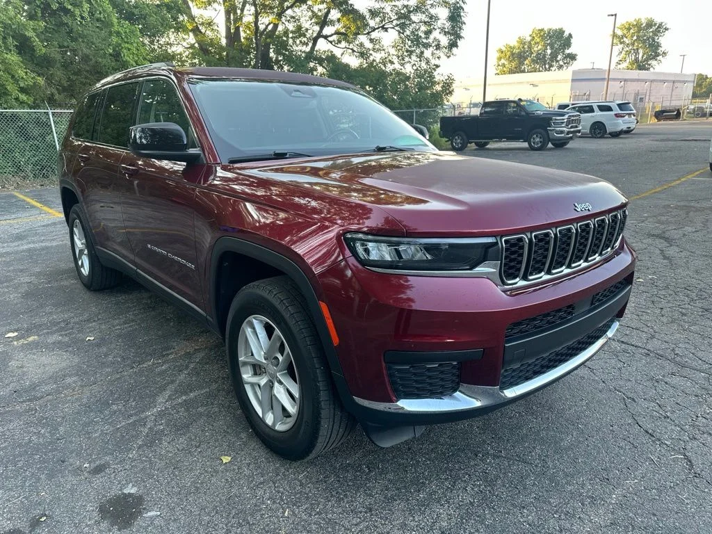 Used 2022 Red Jeep Laredo image 4