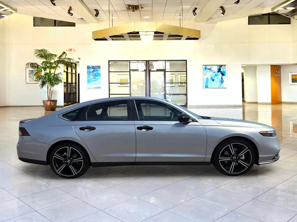 Used 2025  Honda Sport image 4