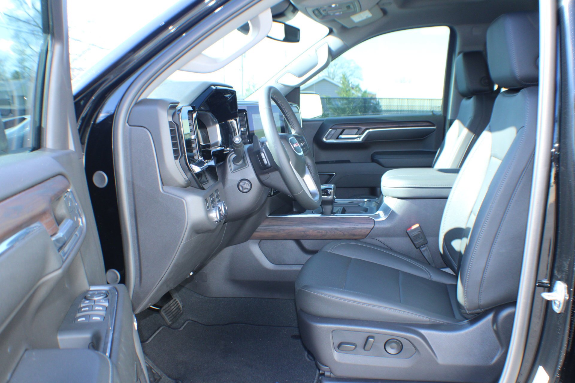 2024 GMC Sierra 1500 SLT - Photo 13