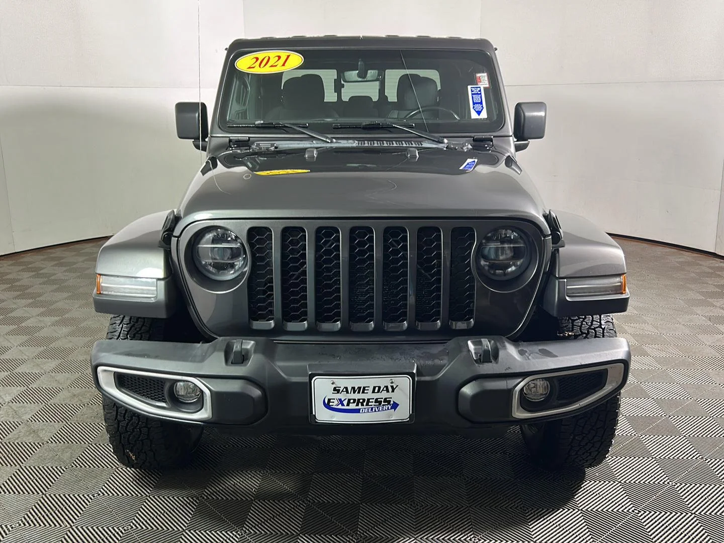 Used 2021 Granite Crystal Metallic Clearcoat Jeep Sport S image 12