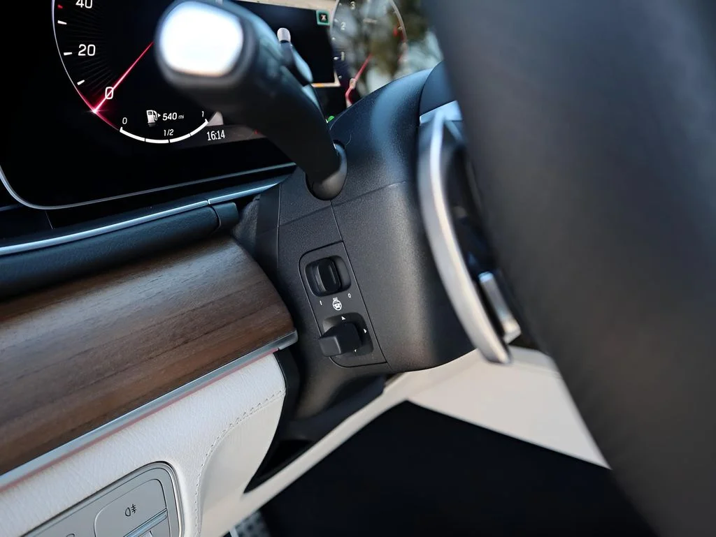 New 2026 MANUFAKTUR Moonlight White Metallic Mercedes-Benz GLS 450 image 39