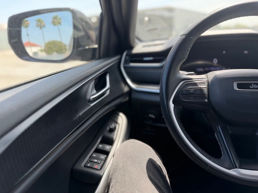 Used 2023 Velvet Jeep Altitude image 7