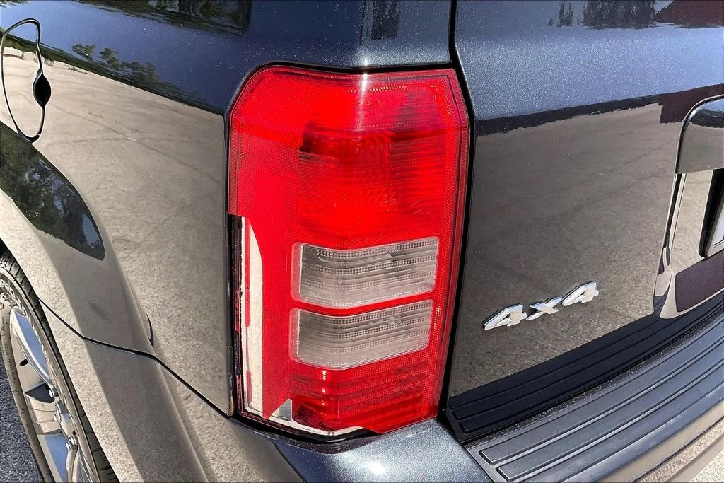 Used 2015 Gray Jeep Latitude image 23
