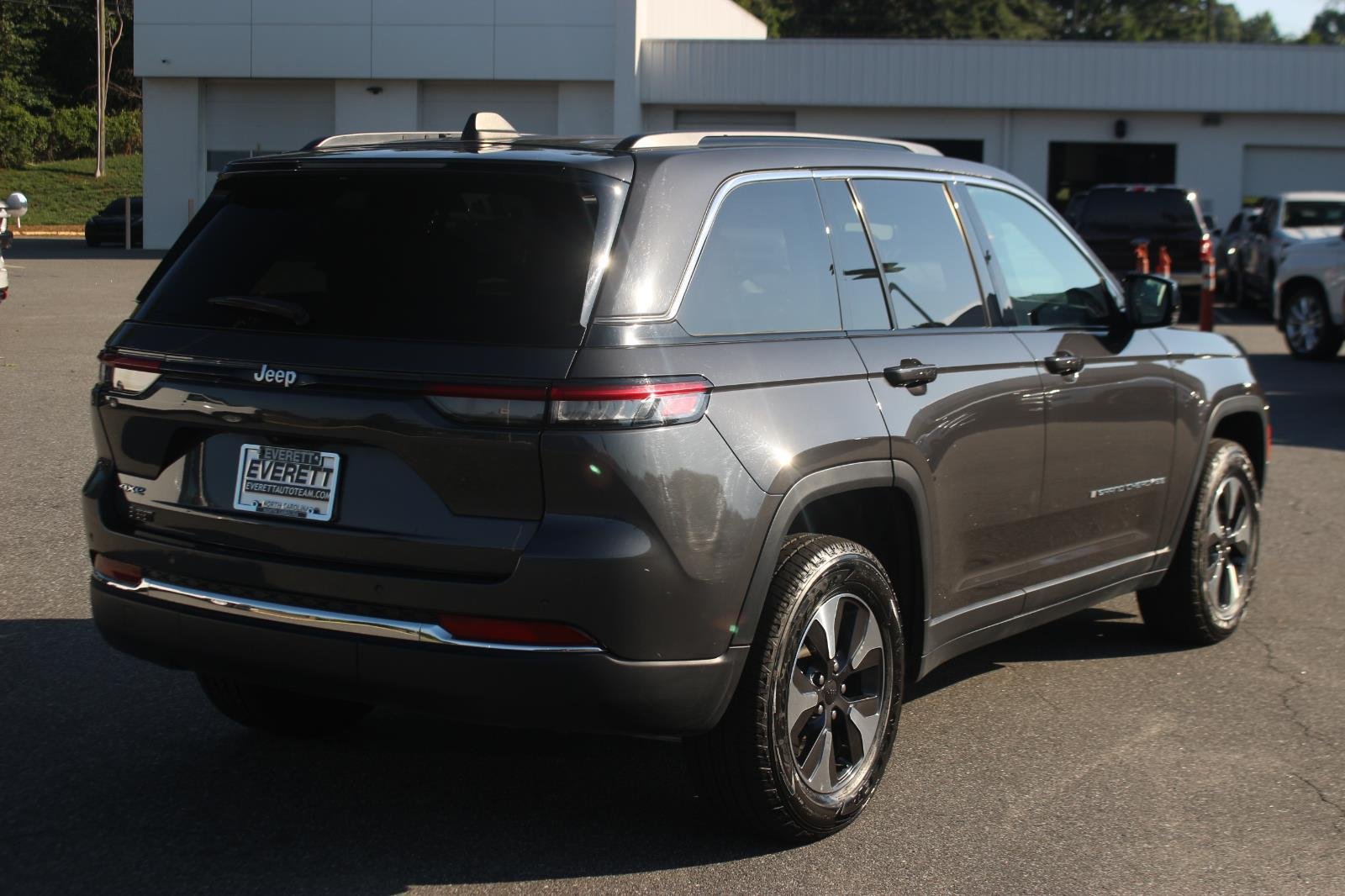 Used 2024 Grey Jeep 4x4 image 7