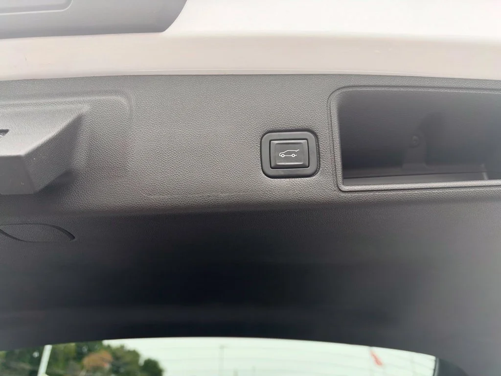 Used 2022 WHITE FROST TRICOAT GMC AT4 image 13