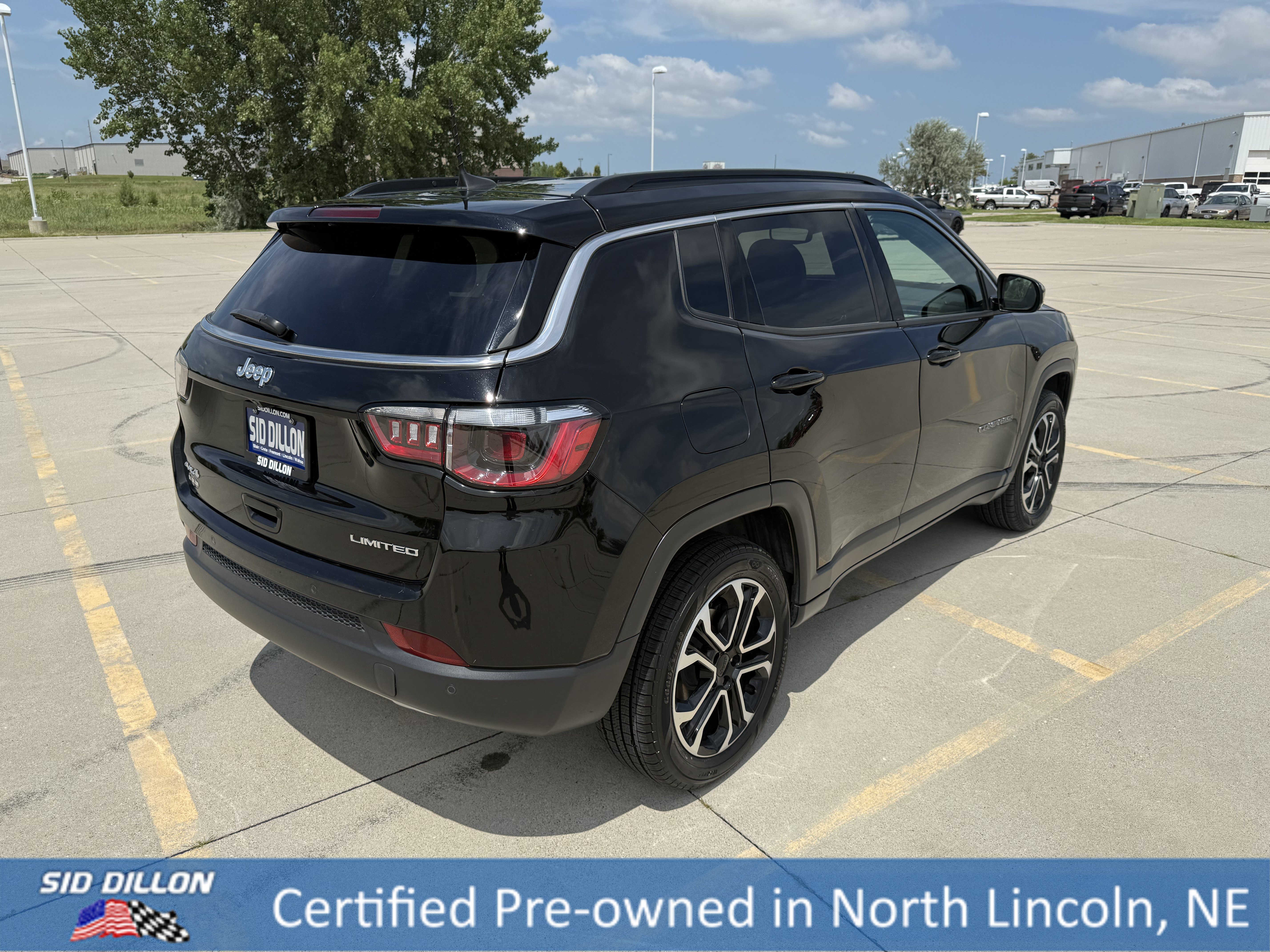 Used 2023 Diamond Black Crystal Pearlcoat Jeep Limited image 8