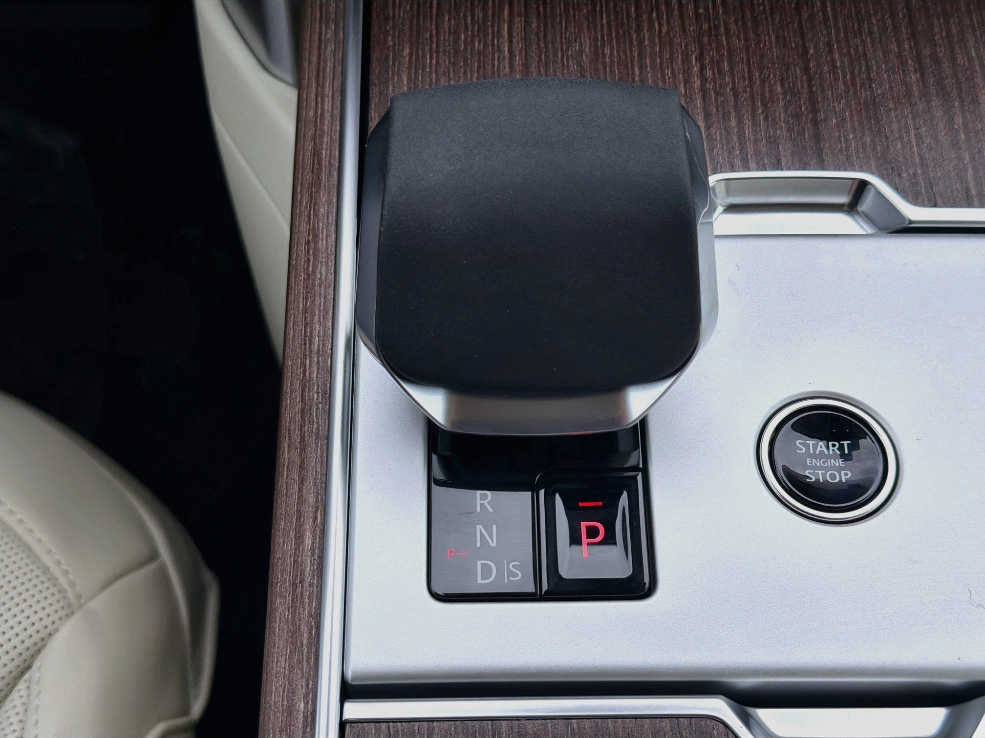 New 2026 Charente Grey Land Rover SE image 30