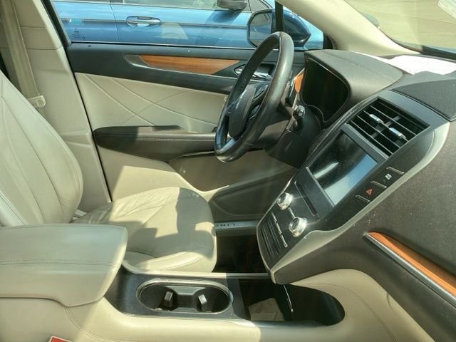 Used 2017 Sapphire Blue Metallic Lincoln Select image 16