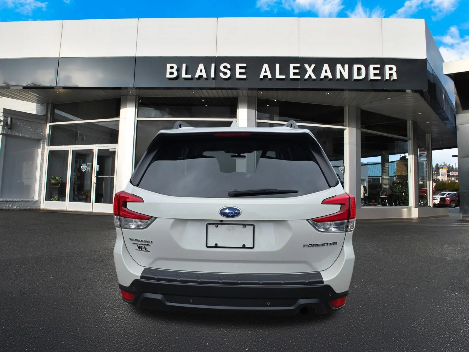 Used 2023 Crystal White Pearl Subaru Limited image 4