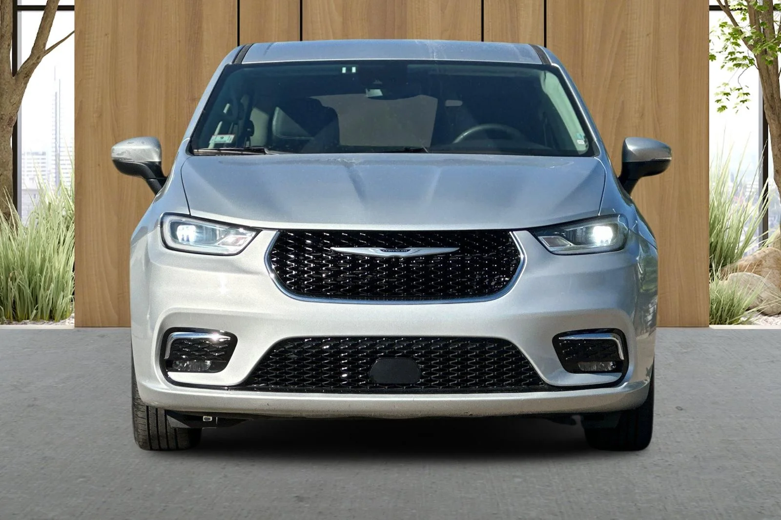 Used 2023 Silver Chrysler Touring L image 9