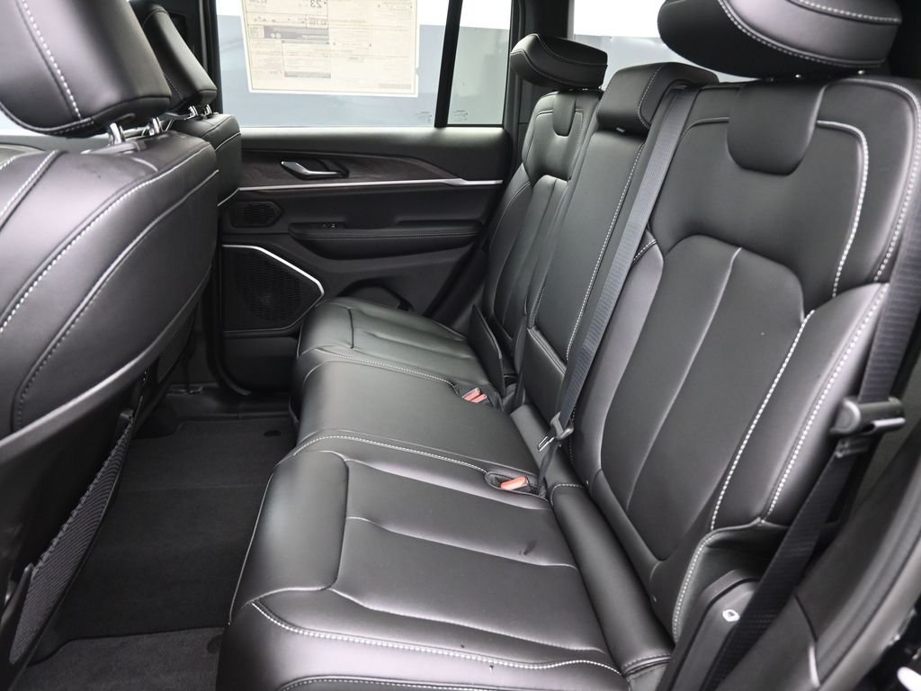 New 2026 Diamond Black Crystal Pearl-Coat Exterior Paint Jeep Limited image 10