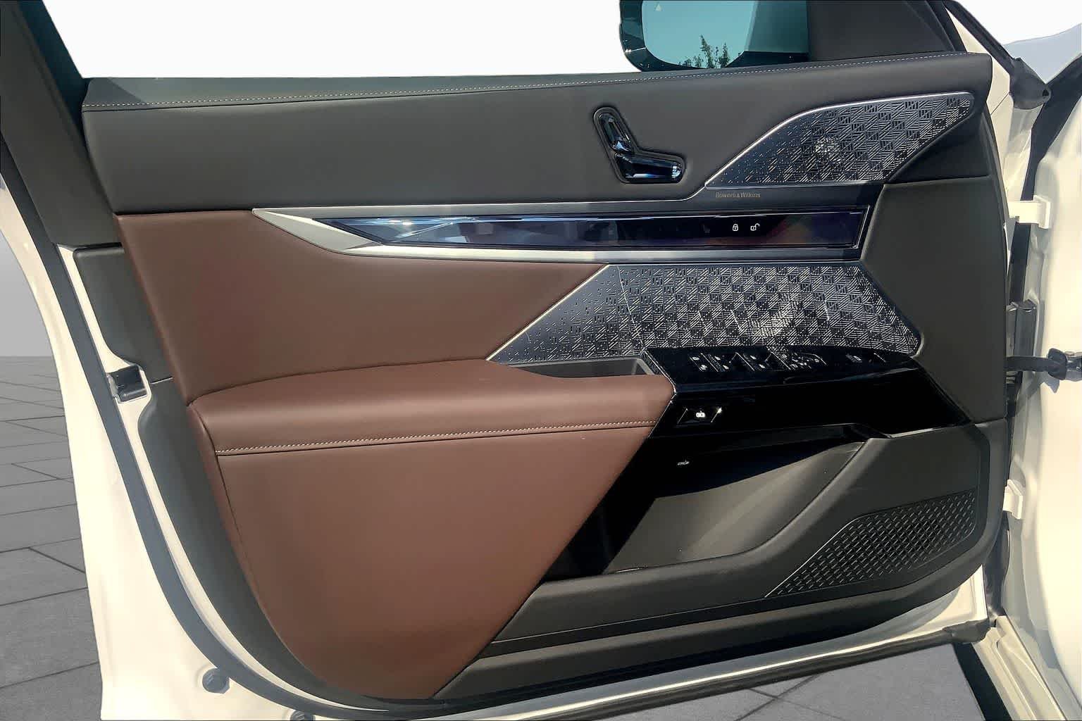 2026 BMW 7 Series 750e - Photo 10