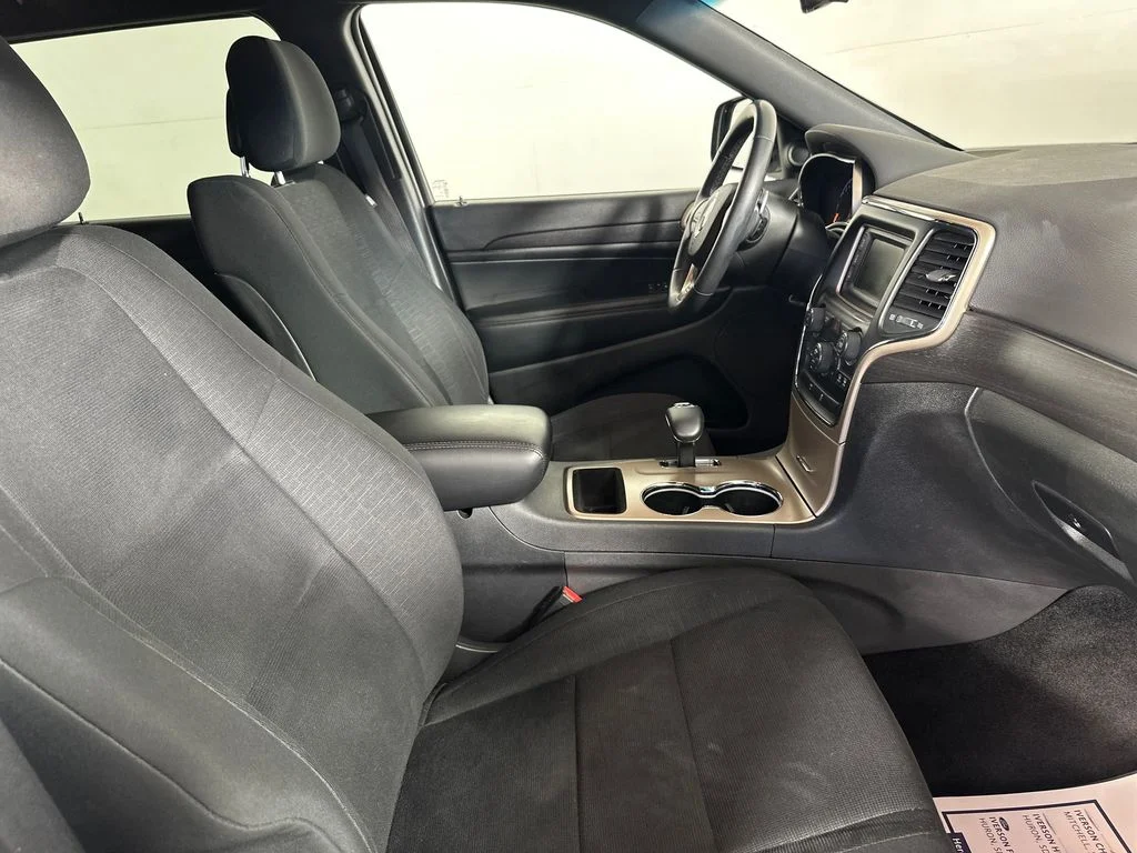 Used 2015 Silver Jeep Laredo image 29