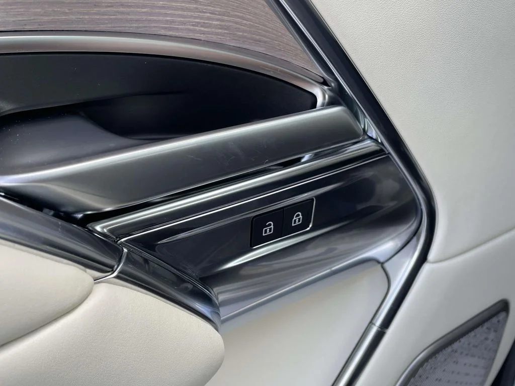 New 2026 Ostuni Pearl White Land Rover Autobiography image 37