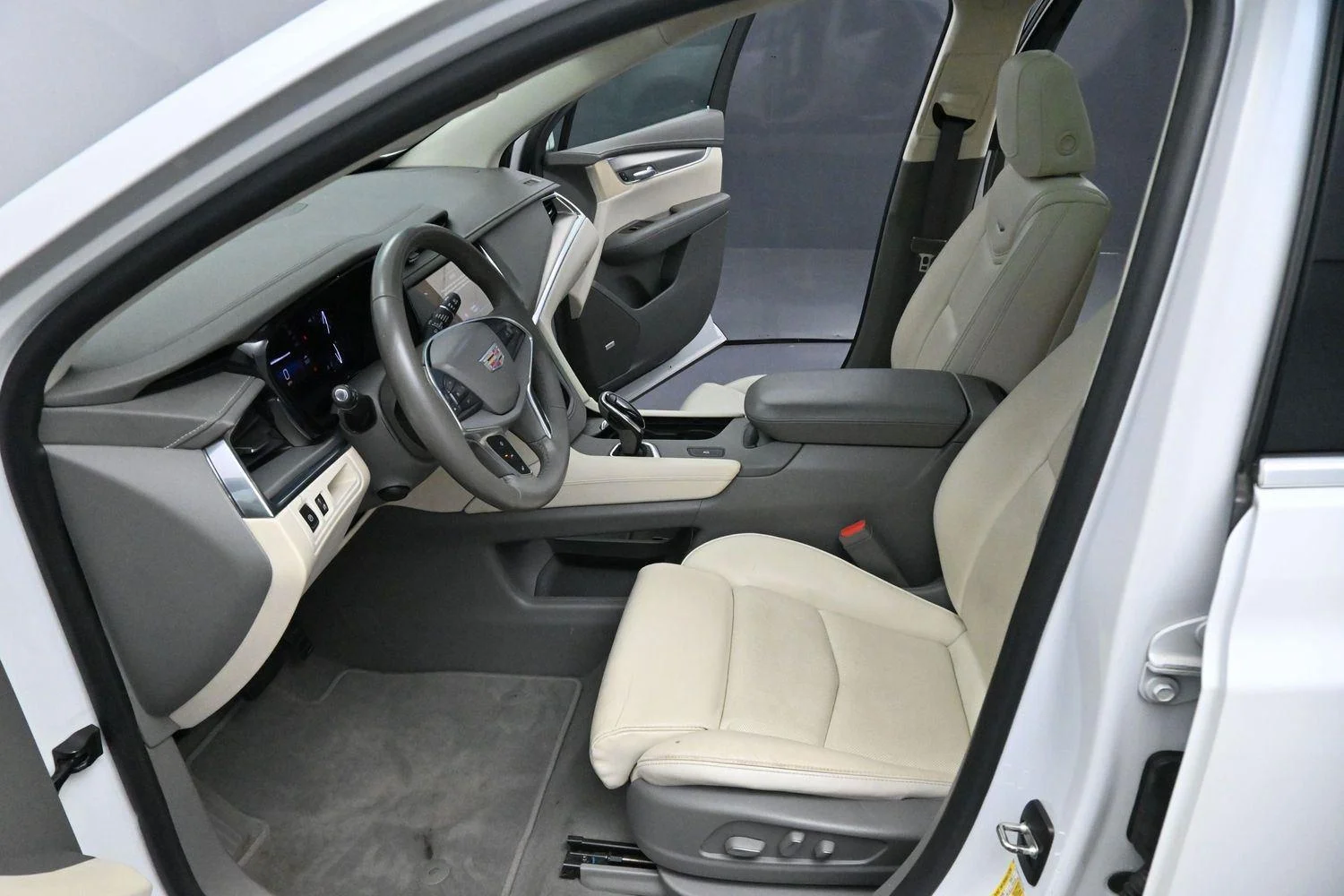 Used 2017 CRYSTAL WHITE TRICOAT Cadillac Luxury FWD image 12
