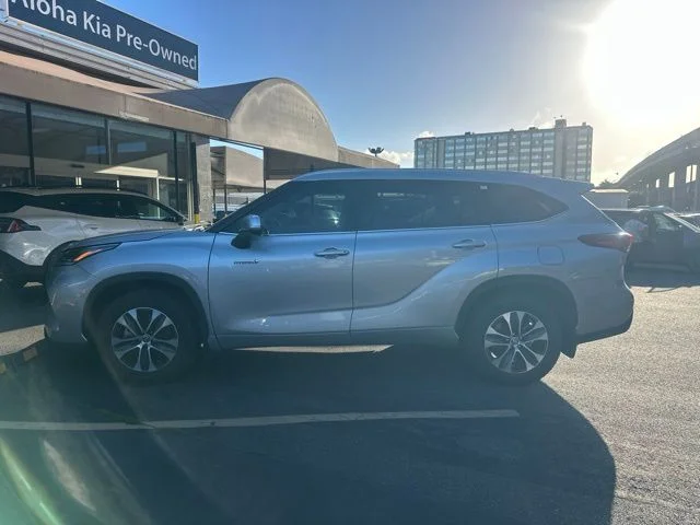 Used 2021 Silver Toyota XLE image 2