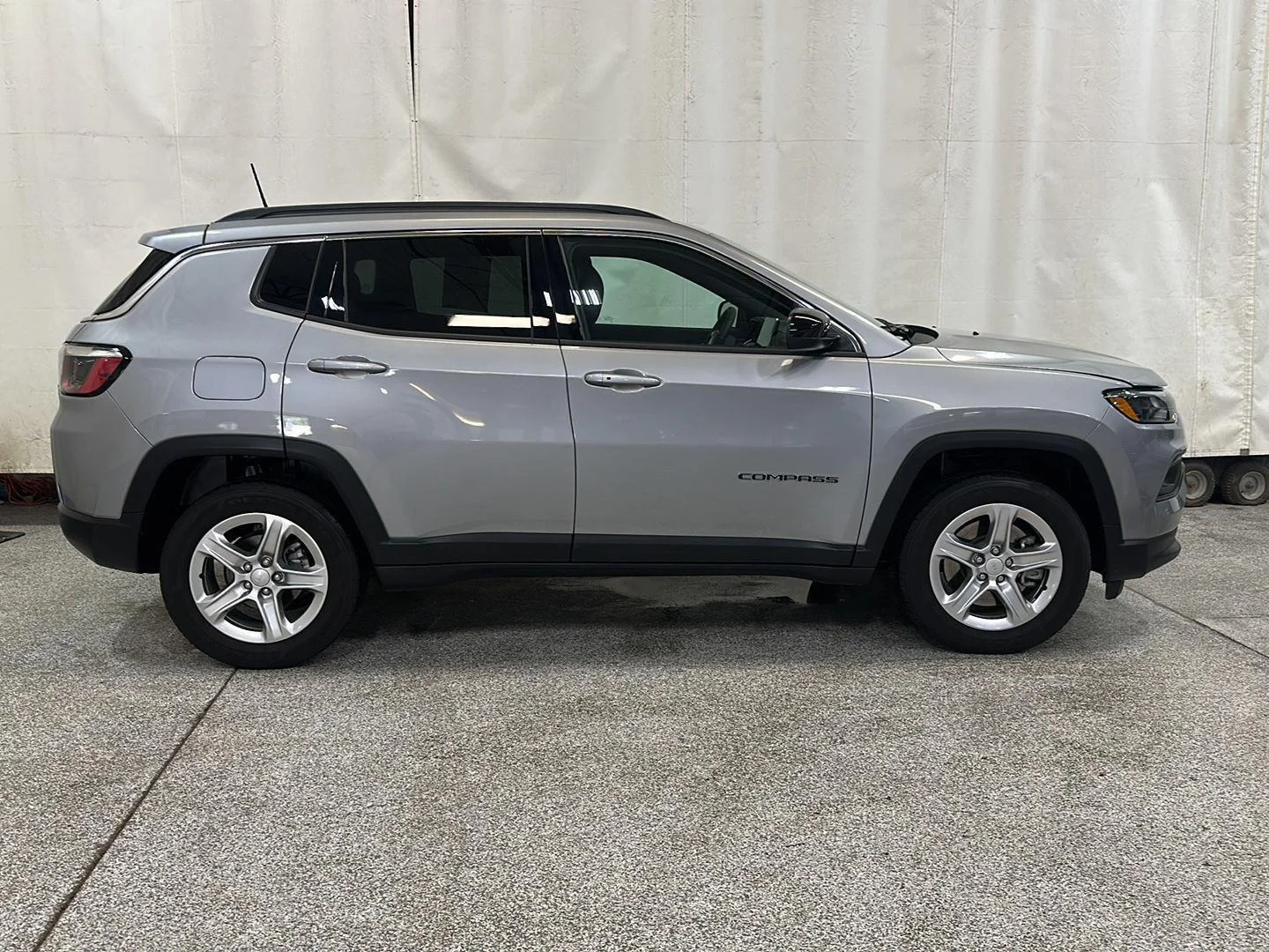 Used 2023 Billet Silver Metallic Clearcoat Jeep Latitude image 6