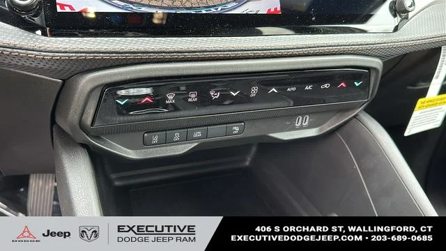 New 2026 Diamond Black Crystal Pearl-Coat Exterior Paint Jeep Limited image 18