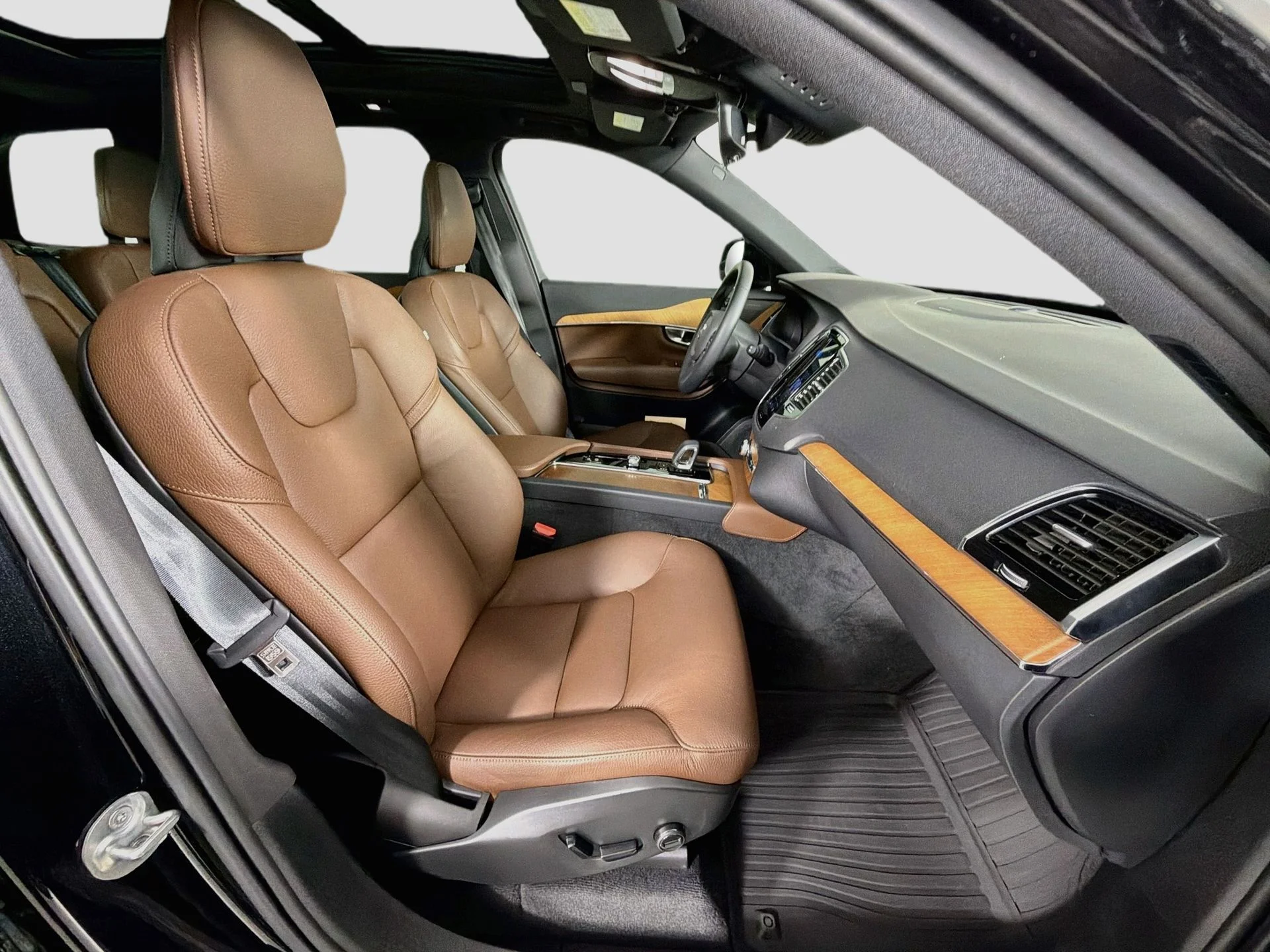 Certified Used 2023 Onyx Black Volvo Plus image 32
