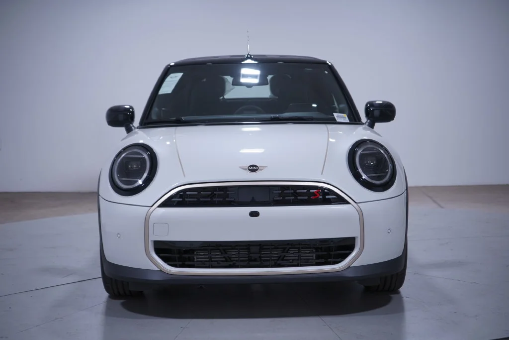 Used 2026 White Metallic MINI Iconic image 4