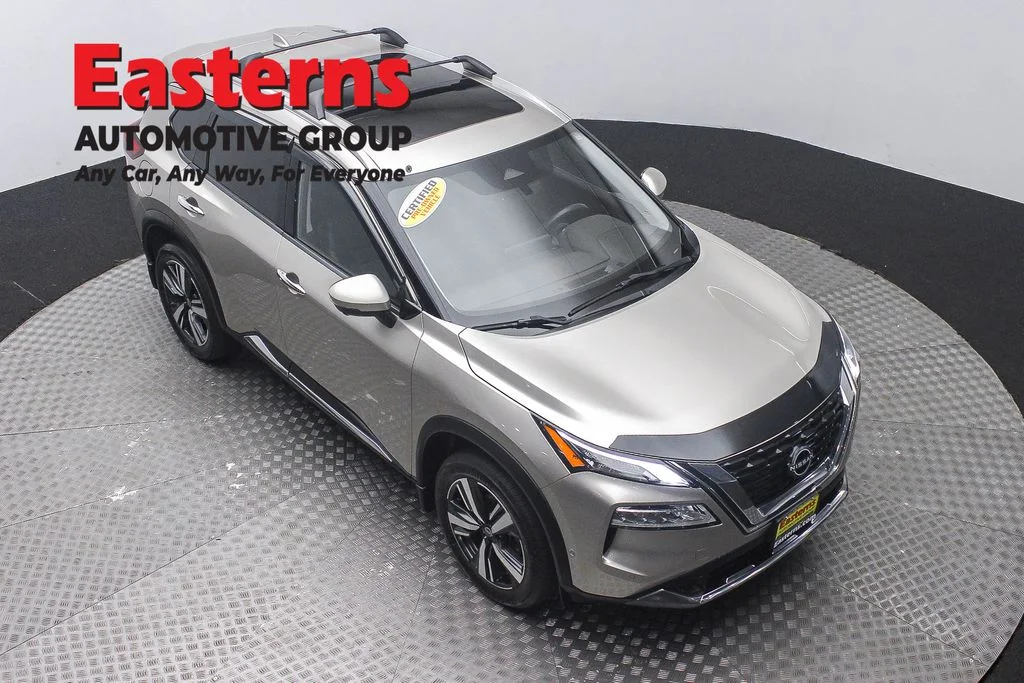 Used 2023 Gold Nissan SL image 3