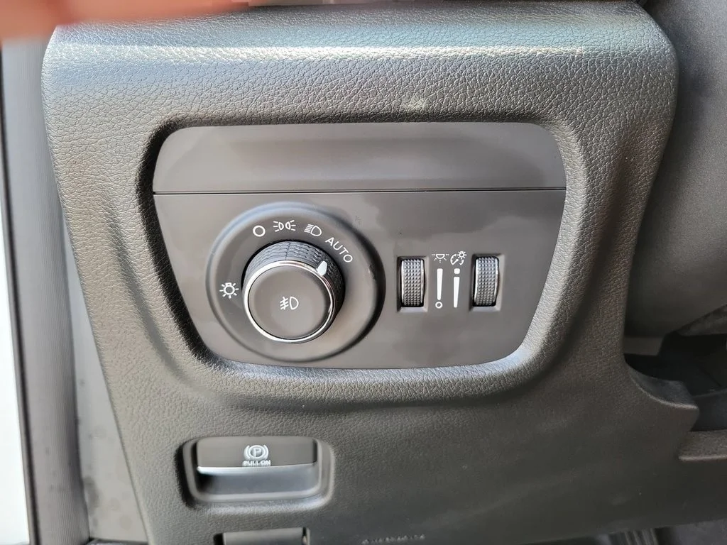 Used 2023 White Jeep Limited 4x4 image 18