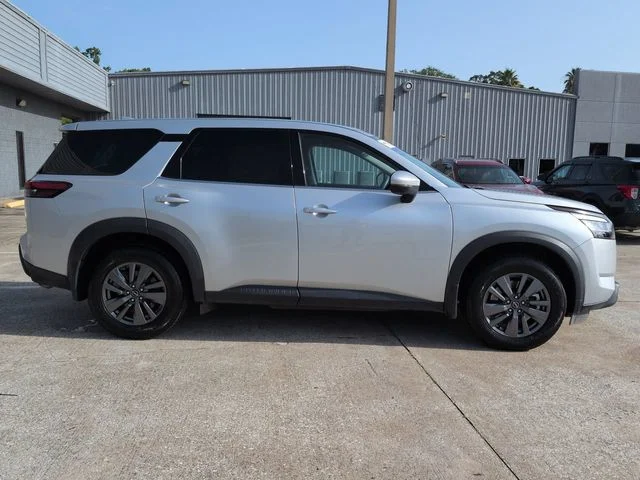 Used 2022 Silver Nissan S image 3