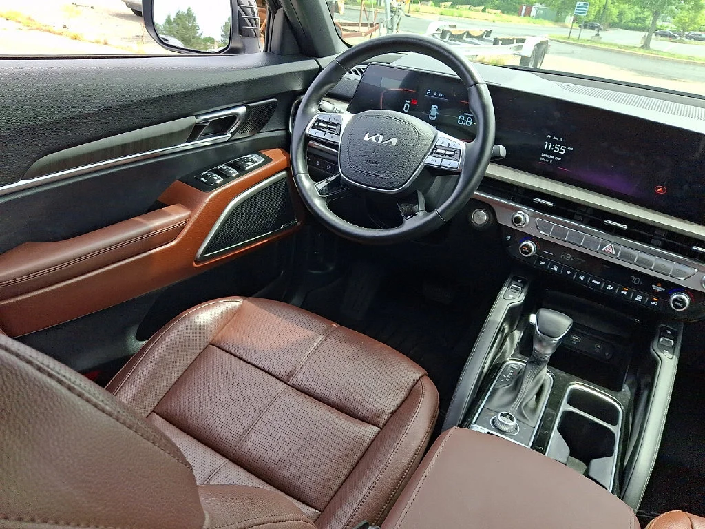 Used 2023 Ebony Black Kia EX image 15