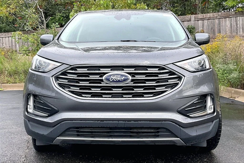 Used 2022 Gray Ford SEL image 2