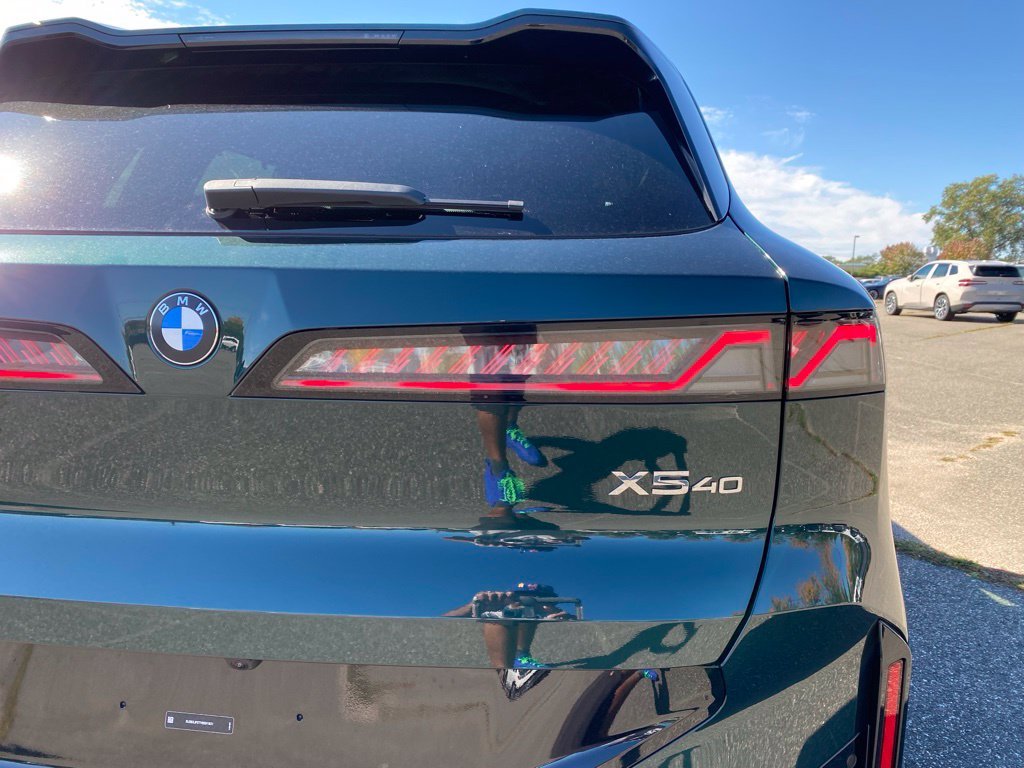 New 2027 Vancouver Green Metallic BMW 40 xDrive image 5