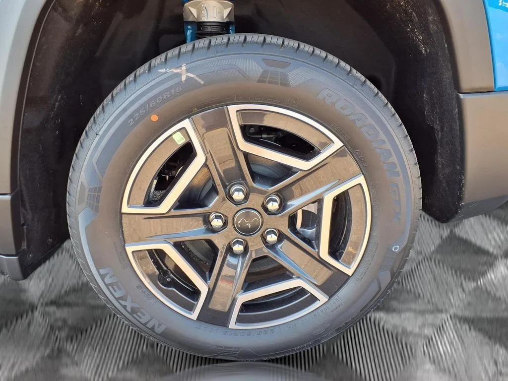 New 2026 Hydro Blue Pearl-Coat Exterior Paint Jeep Laredo image 20