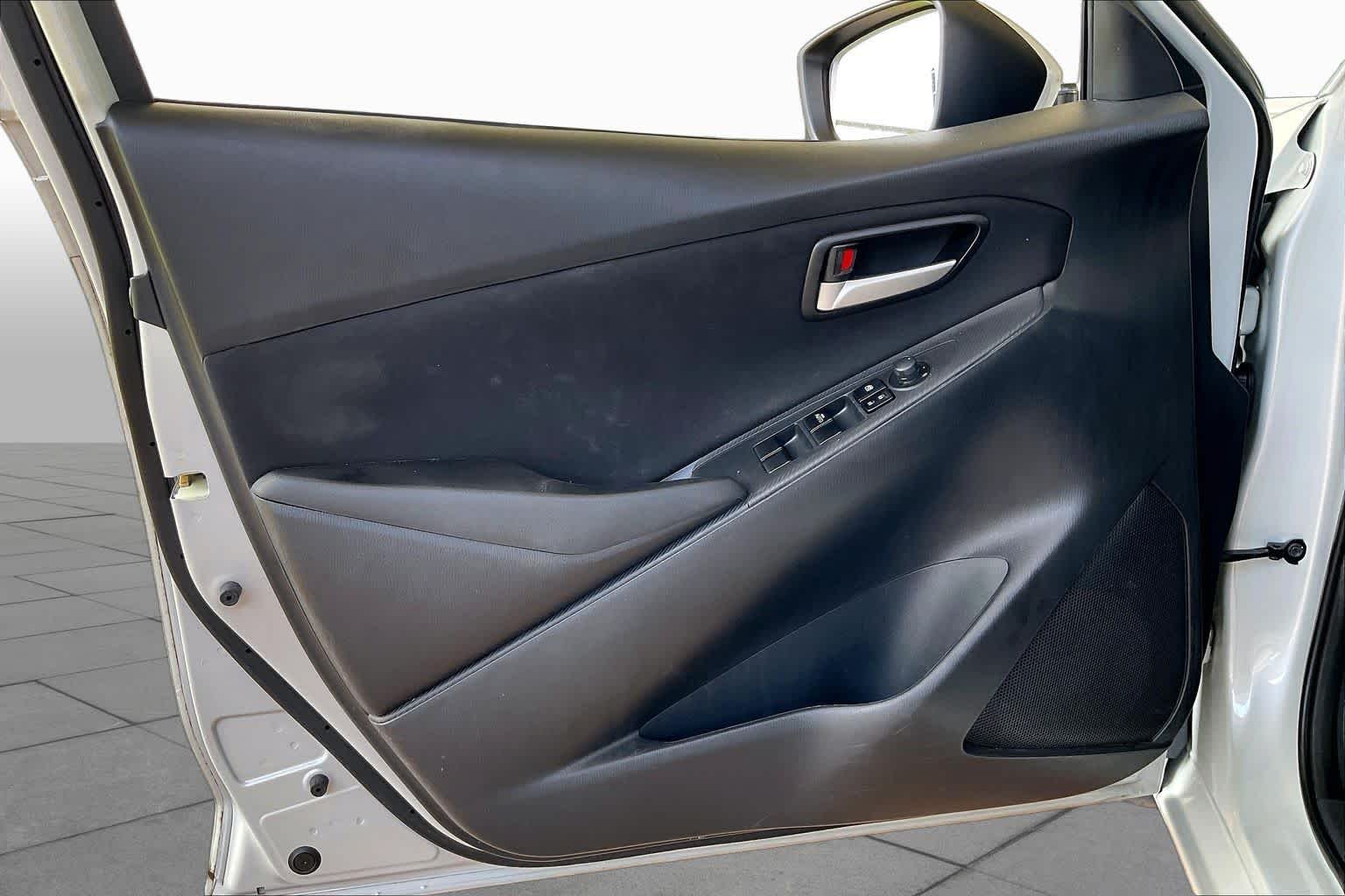 Used 2019 Icicle Toyota LE image 19