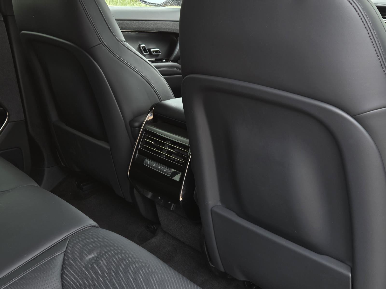 Used 2025 Fuji White Land Rover SE image 39