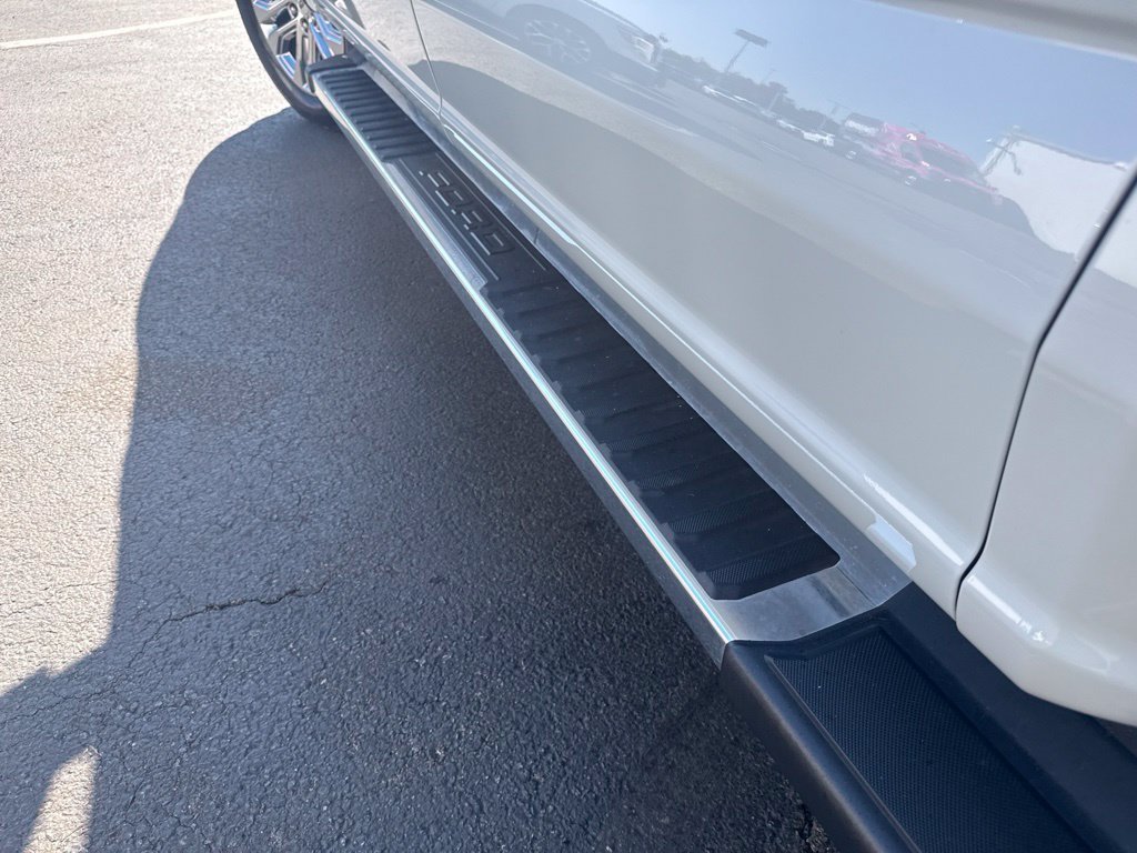 Used 2024  Ford Lariat image 25