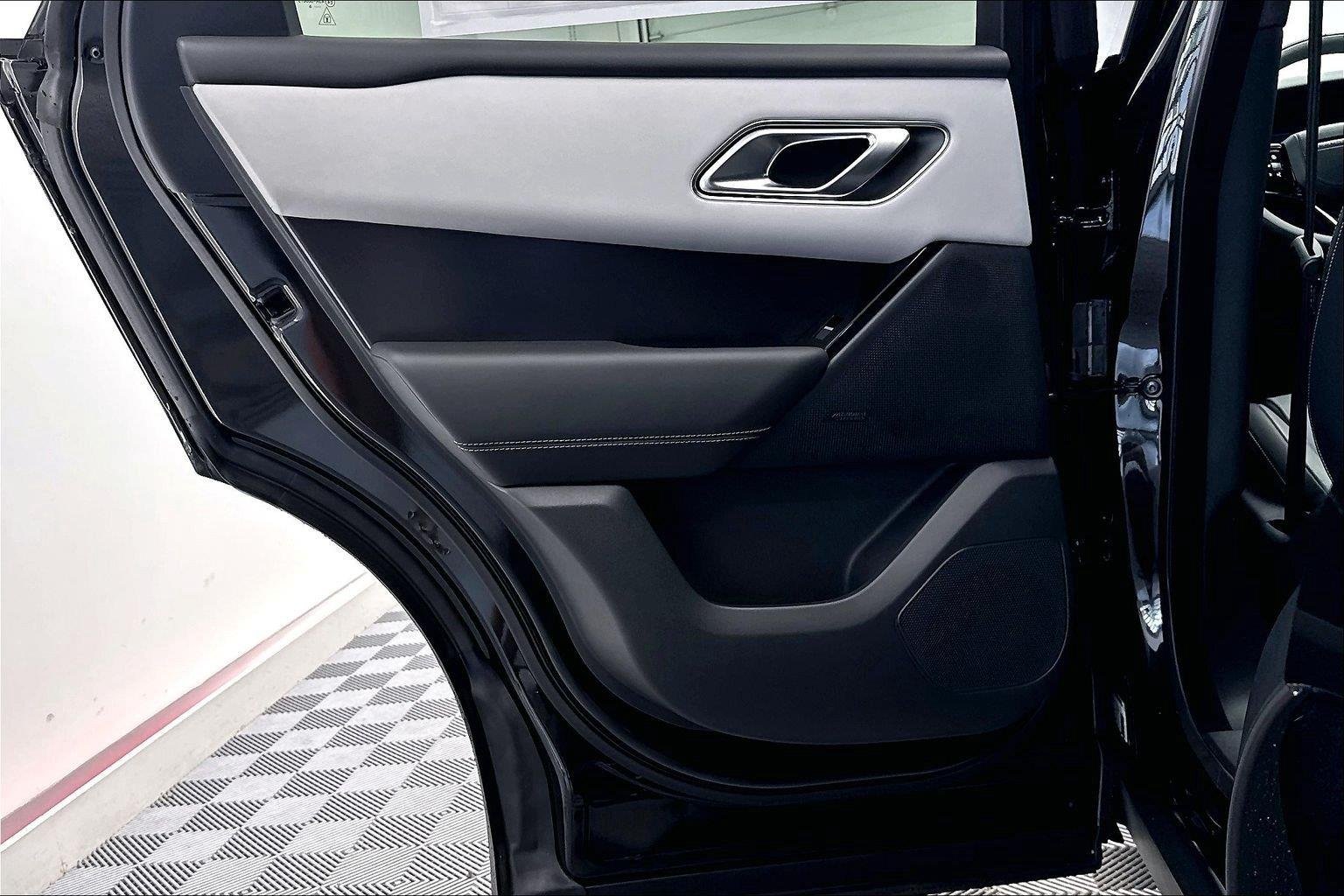 New 2026 Santorini Black Metallic Land Rover Autobiography image 29