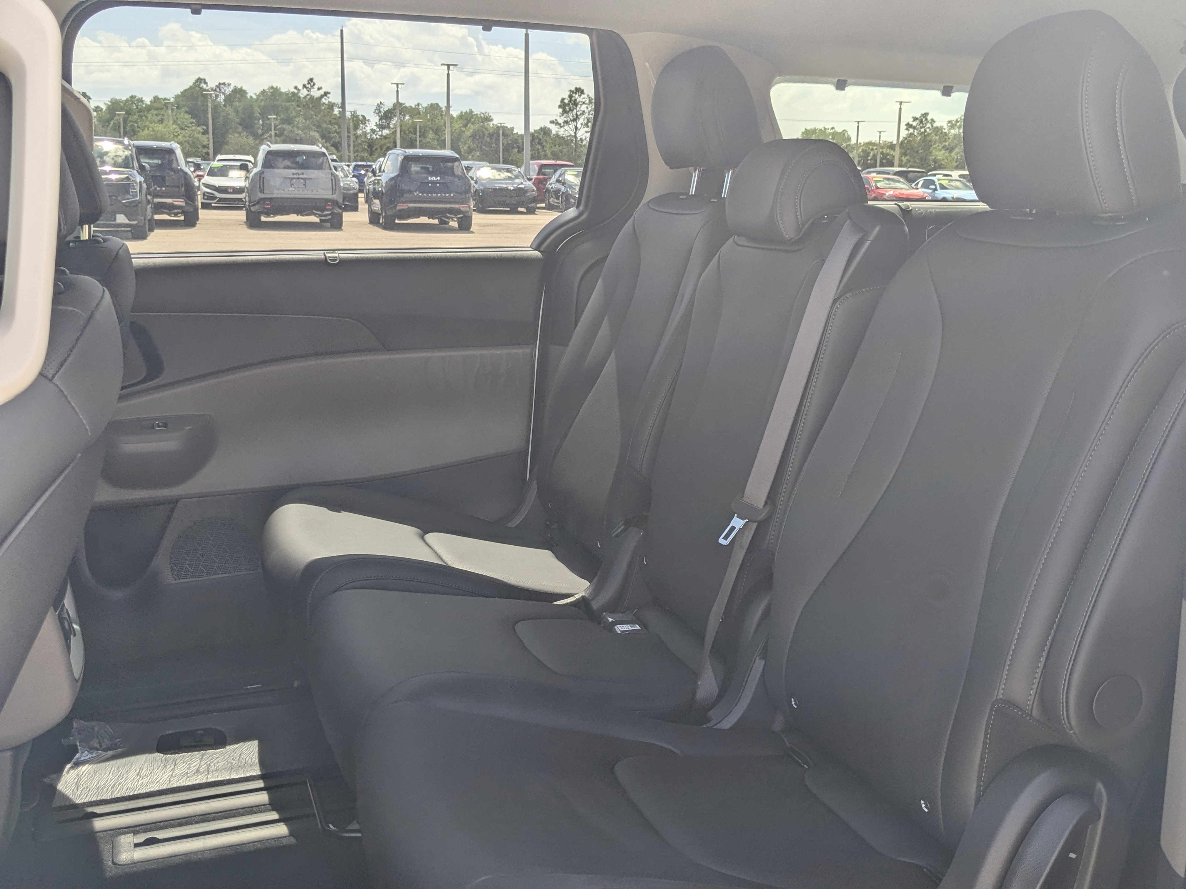 New 2026 Snow White Pearl Kia EX image 18