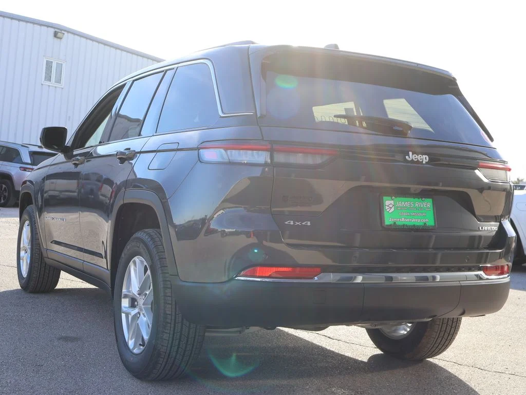 New 2026 Baltic Gray Metallic Clear-Coat Exterior Paint Jeep Laredo X image 3