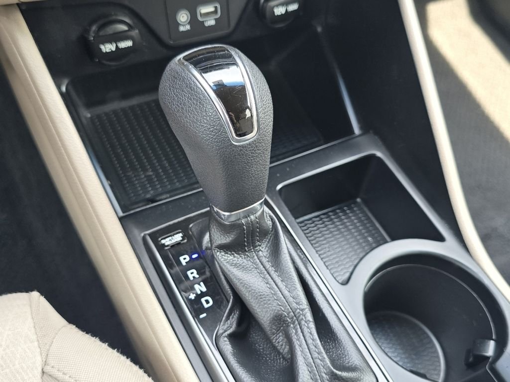 Used 2018 White Hyundai SE image 28