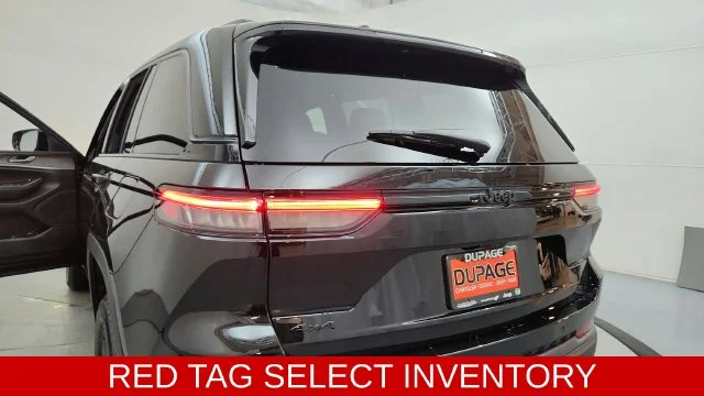 New 2026 Diamond Black Crystal Pearl-Coat Exterior Paint Jeep Laredo Altitude image 21