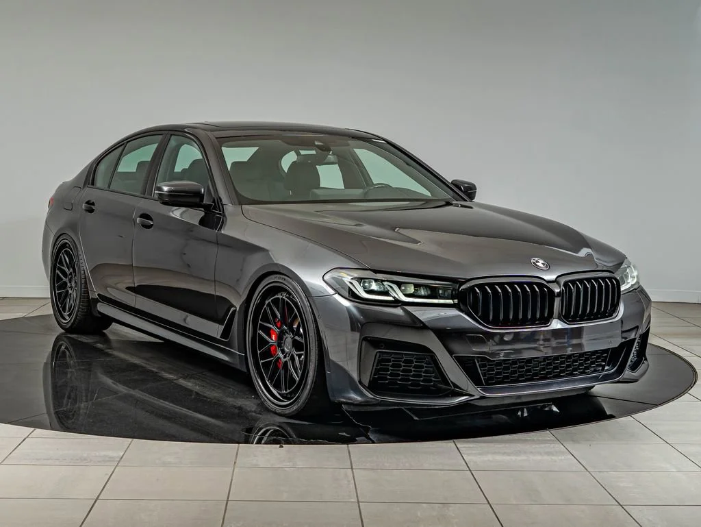 Used 2023 Dark Graphite Metallic BMW 540i image 3