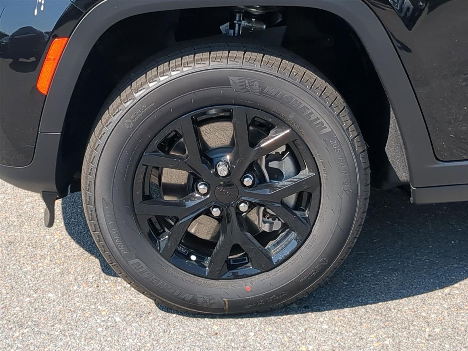 New 2026 Diamond Black Crystal Pearl-Coat Exterior Paint Jeep Laredo Altitude image 10