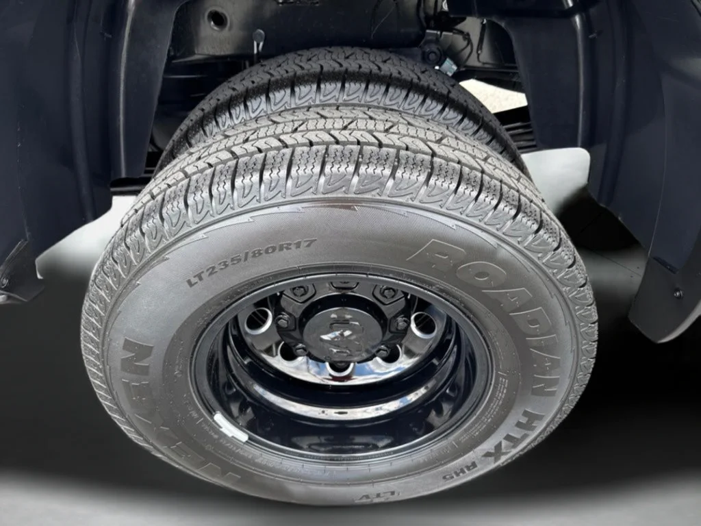 New 2026 Diamond Black Crystal Pearl-Coat Exterior Paint RAM Laramie image 40