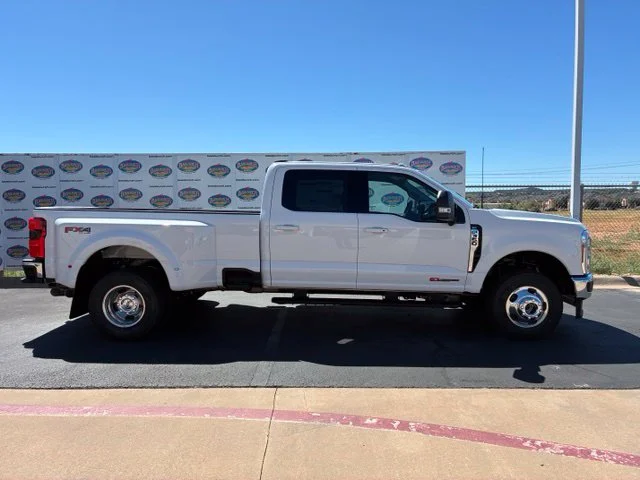 New 2027 Oxford White Ford XLT image 1
