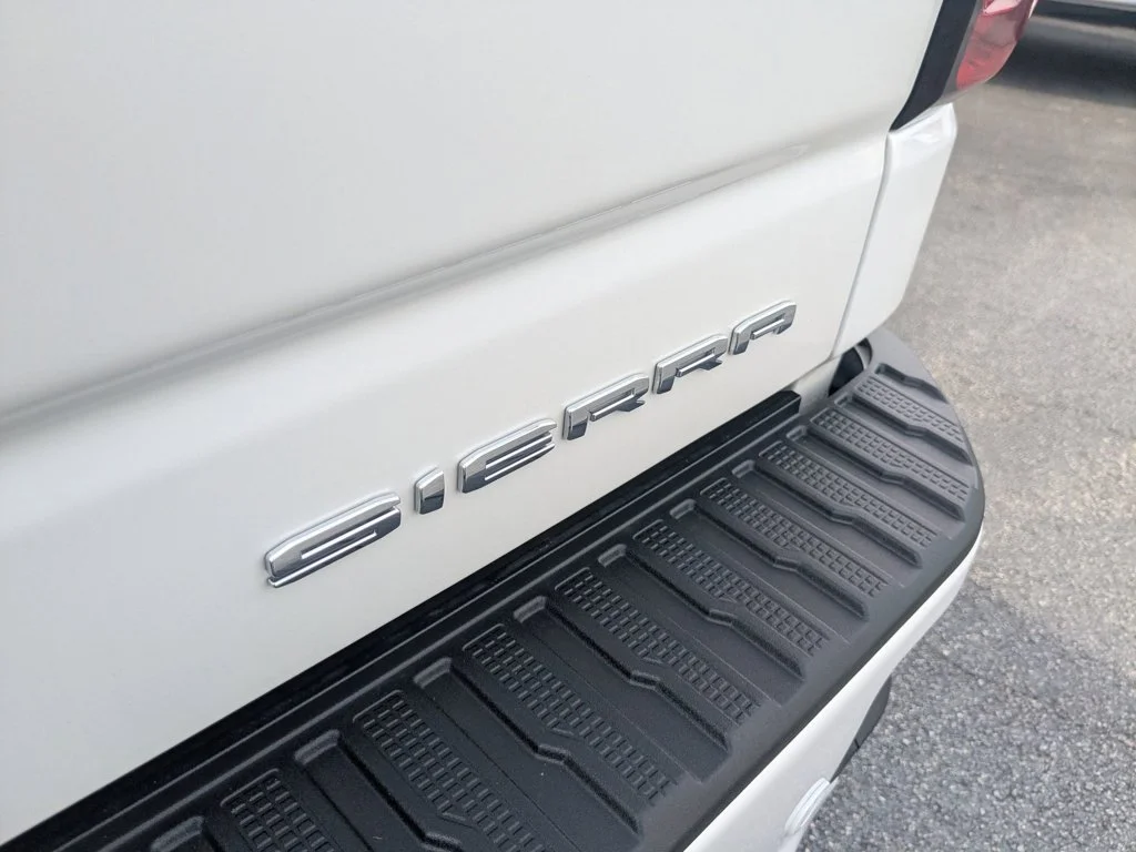 Used 2025 White Frost Tricoat GMC Denali image 31