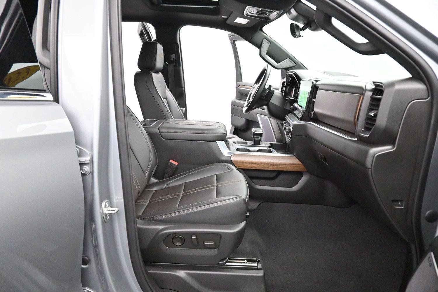 Used 2023 STERLING GRAY METALLIC Chevrolet High Country image 30