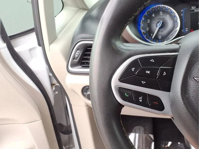 Used 2024  Chrysler LX image 11